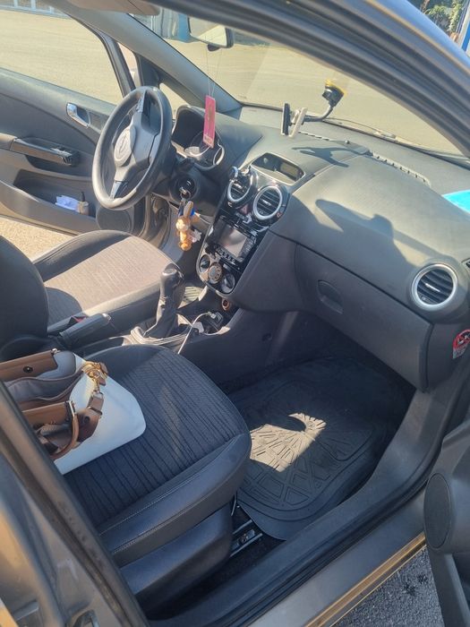 Opel corsa ,an de fabricație 2014 benzina  motor 1.2 culoarea gri,