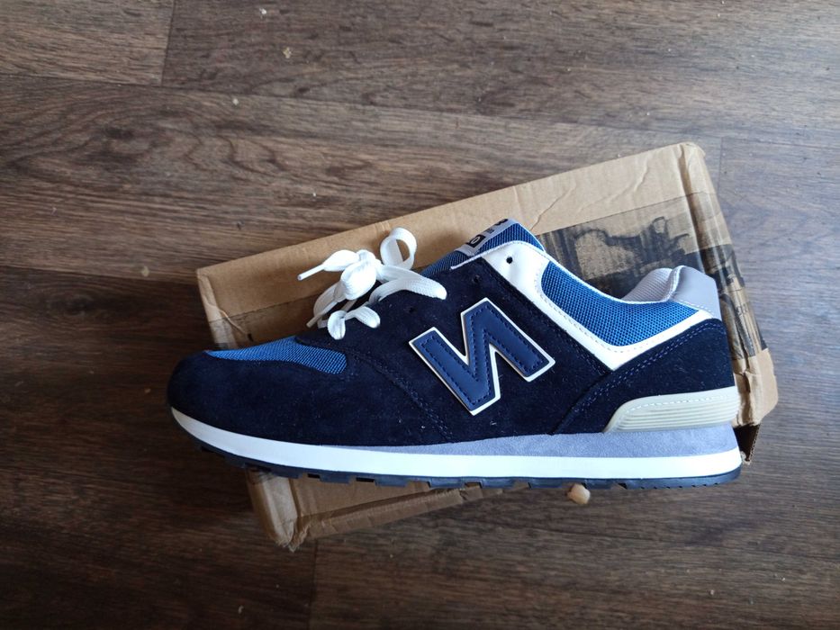 Кроссовки спортивные