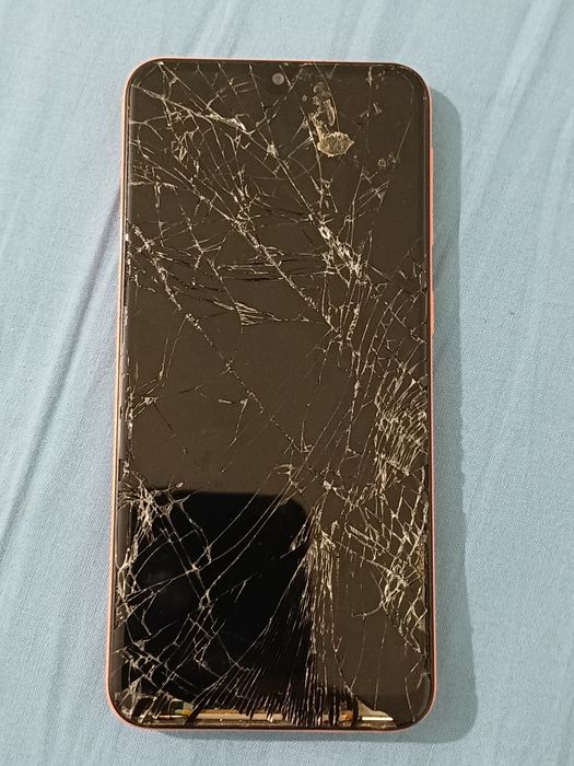 Samsung Galaxy A20e cu displayul spart placa este ok