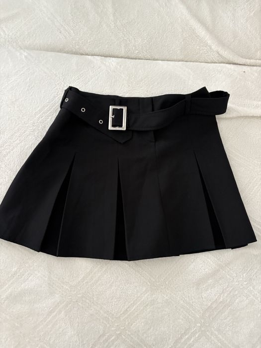 Черна плисирана мини пола