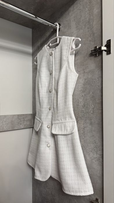 Белое твидовое платье