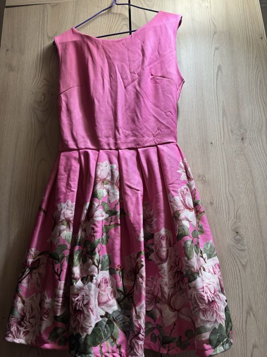 Ефектни рокли М размер