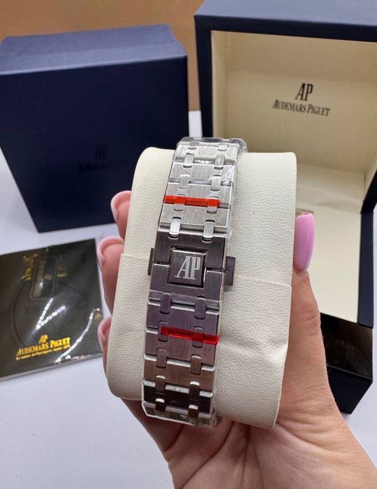 Часовник Audemars Piguet Royal Oak с черен циферблат (пълен комплект) – нов.