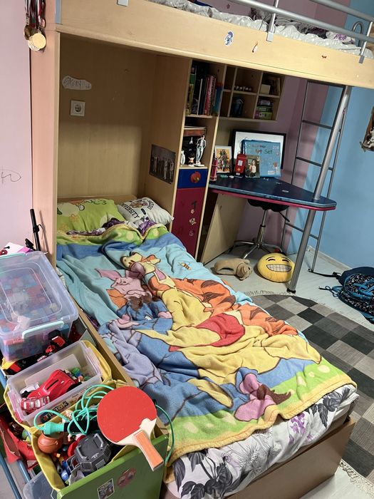 Двуетажно легло с бюро