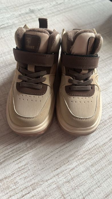 Продам детские ботинки