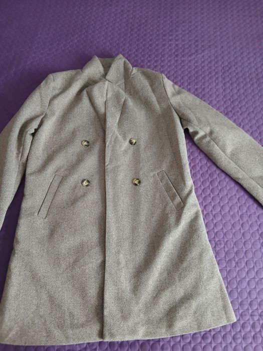 Vând palton de primăvară,mărimea M,nefolosit,astp rasp în privat.