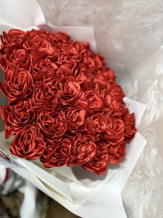 Розы из атласных лент