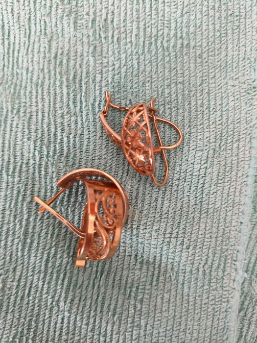 Продам золотые серьги