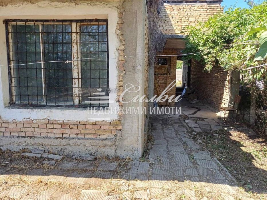 ТУХЛЕНА самостоятелна къща с ДВОР - кв. Дивдядово