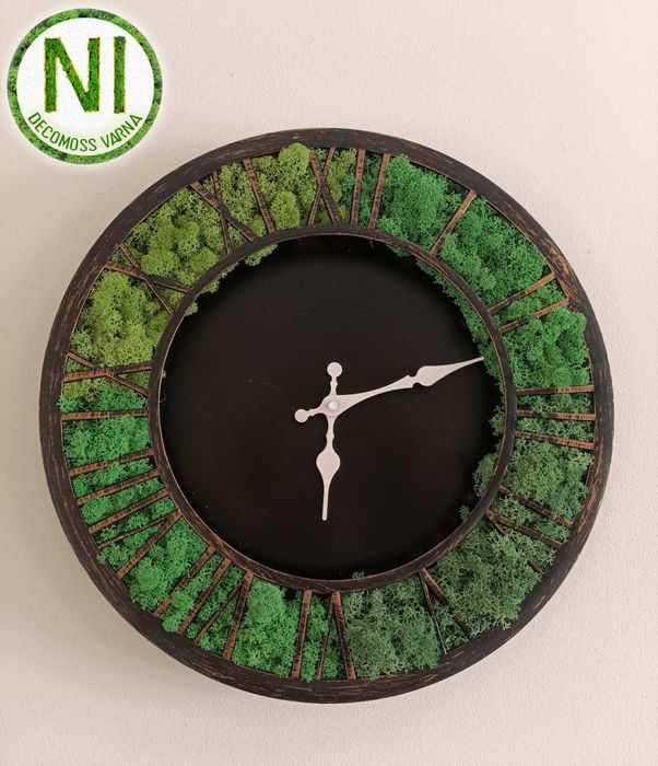 Стенен часовник, декориран със скандинавски мъх