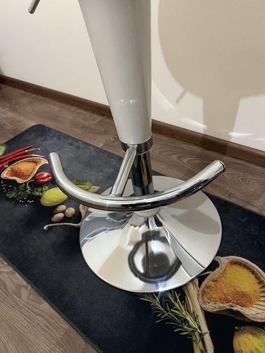 Бар столове бял и червен