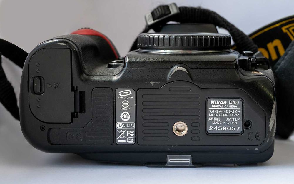 Профессиональная камера Nikon D700
