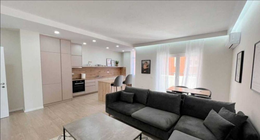 Продавам тристаен апартамент в Дружба