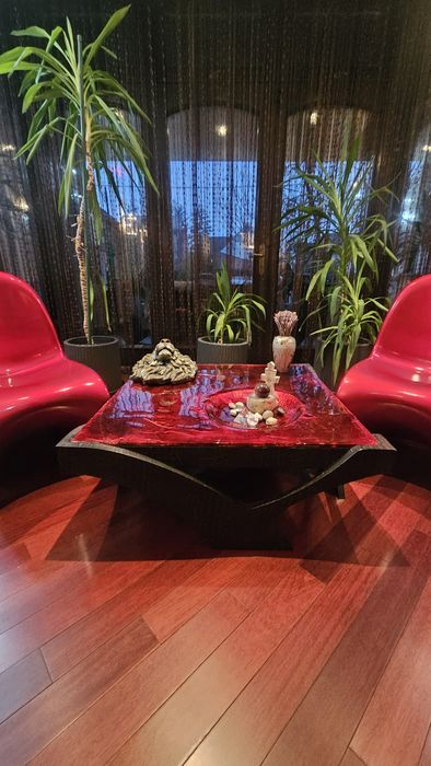 Vând masa rășină si piele,2 scaune Panton Red si 5 scaune de bar