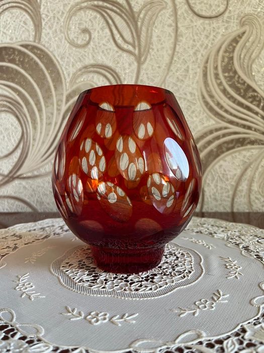 Продам вазу красную