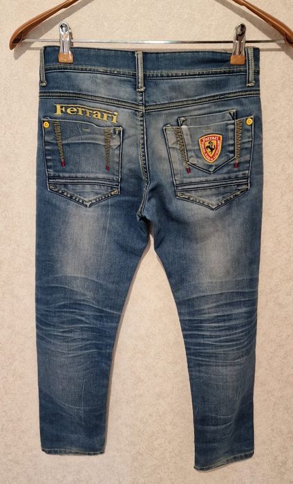 Джинсовые брюки голубого и черного цвета