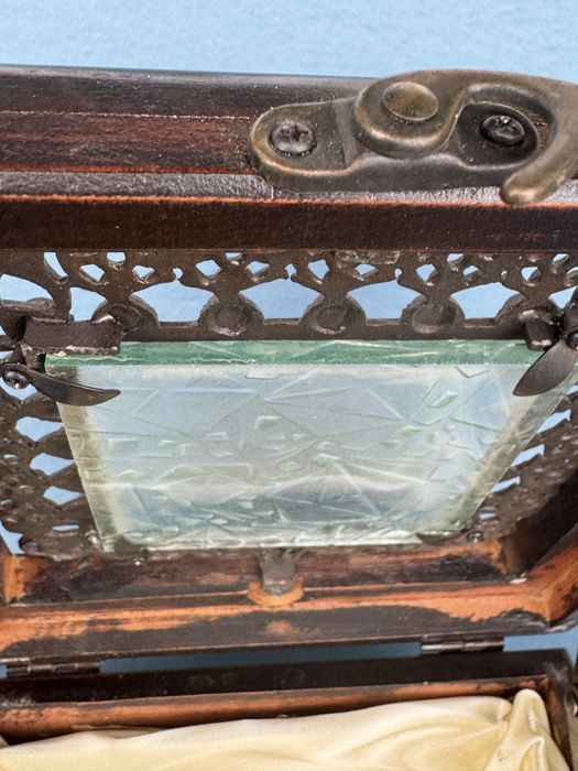 Стара дървена кутия за бижута