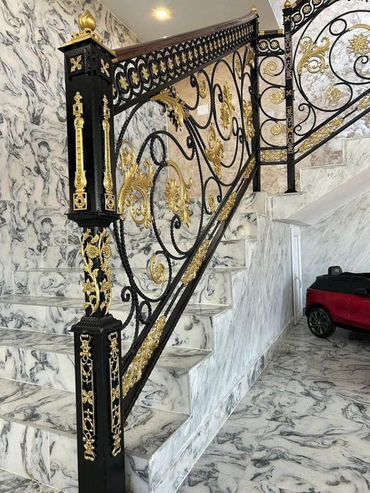 Balustrada din fier forjat și tablă decupată.