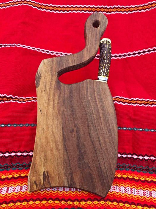 Орехова дъска със нож