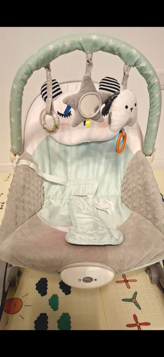 Leagăn electric pentru bebeluși 0-18 kg, cu vibrații și jucării