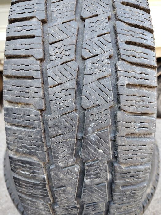 Продавам 2 зимни гуми 215/60/17 С бус Michelin