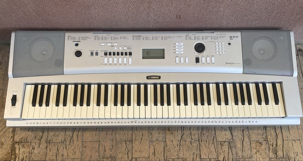 Yamaha DGX - 230