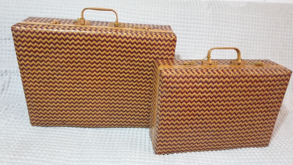 Чифт екзотични плетени куфари.