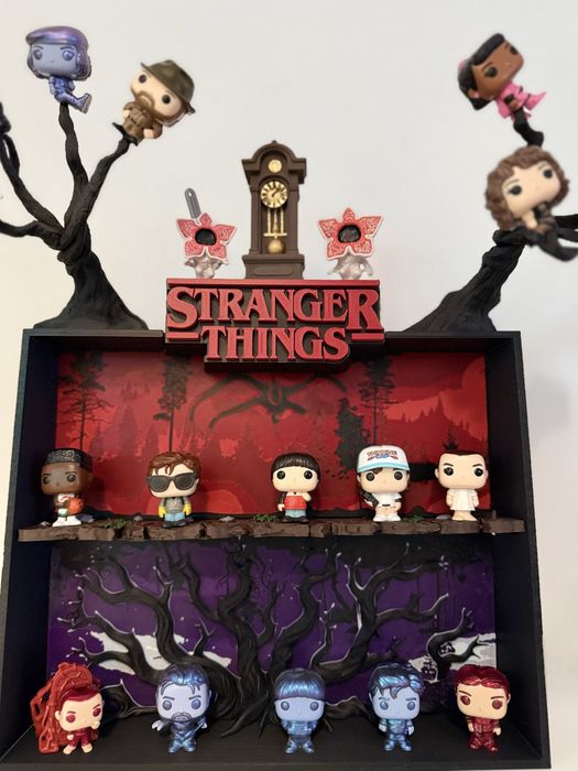 Suport/etajera/stand figurine jucarii Stranger Things will kinder