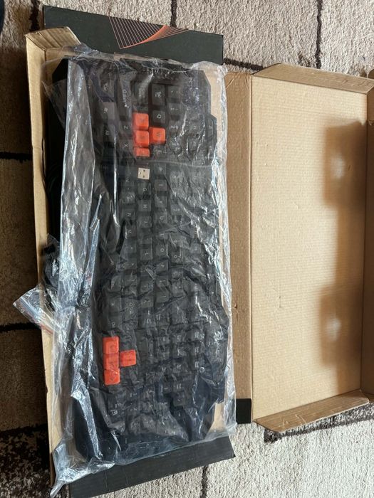 Vand 2 tastaturi de gaming