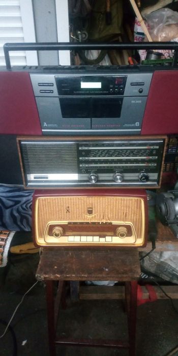 Aparate radio vechi pe lămpi pentru colecționari sau decor