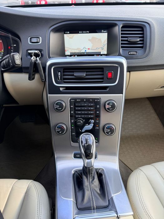 Volvo V60. 2.4 diesel, 4x4, 2014, full option, RATE  CU BULETINUL