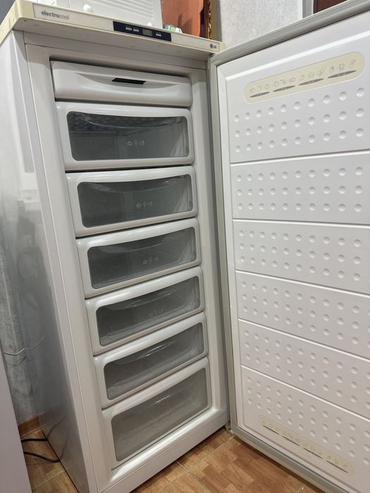 Продам морозильник LG