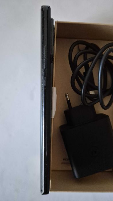 Vand Motorola Edge 30 Ultra, black. Garantie extinsa 2 ani.
