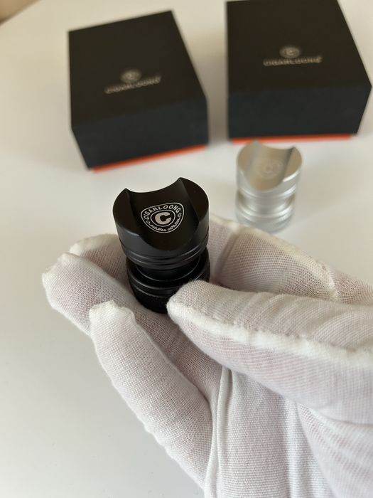 Премиум поставка за пури – метална, компактна, стабилна