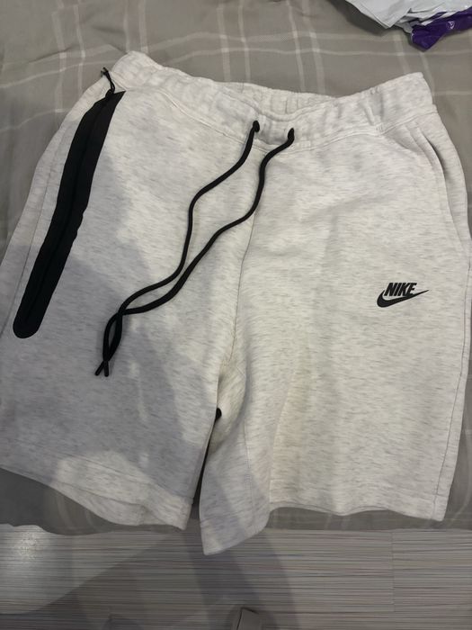 Бели Nike Tech Fleece шорти