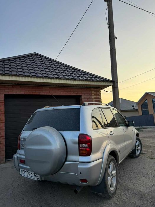 Машина тайота раф4 4