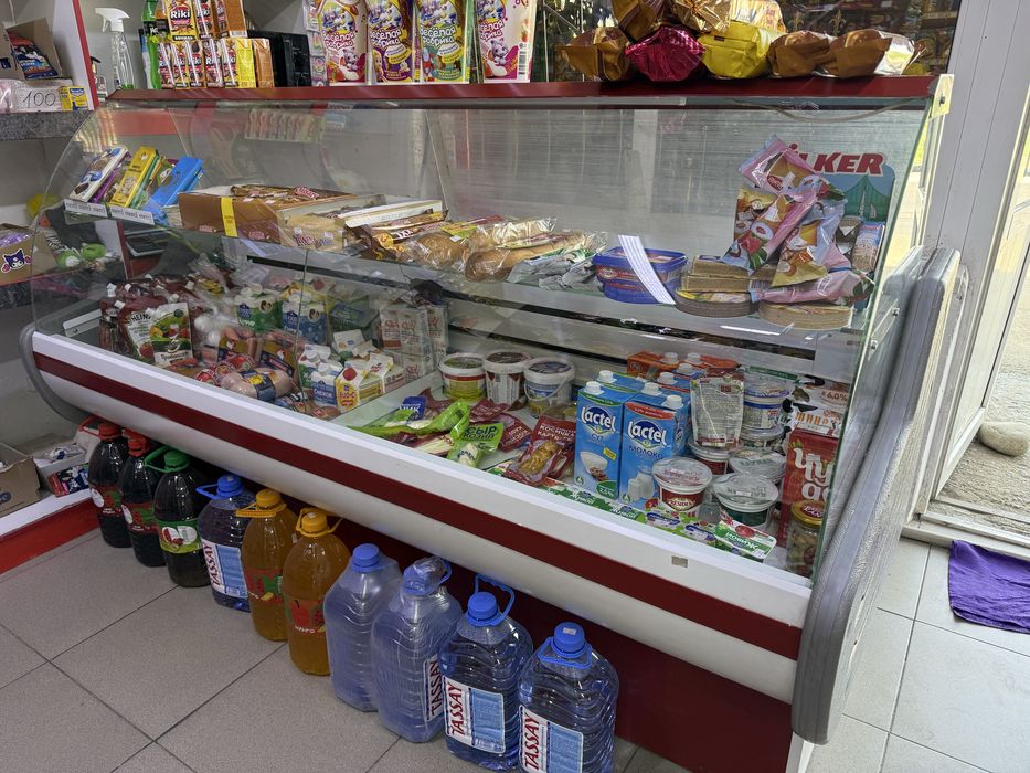 Срочно продам витринный холодильник
