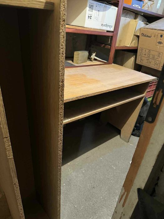 ПОДАРЯВАМ две използвани бюра. Пловдив.