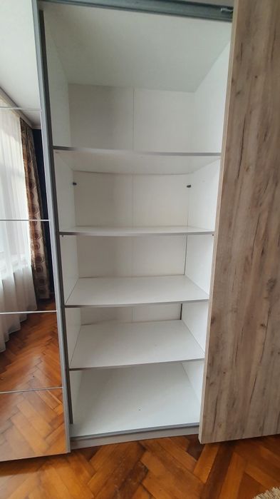 Dulap mare, modern, cu uși culisante și oglinzi