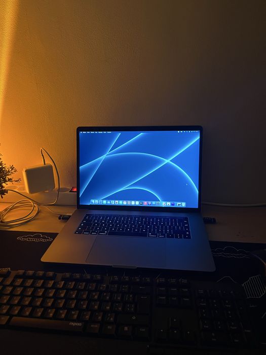 MacBook Pro 15” (2016) с Touch Bar