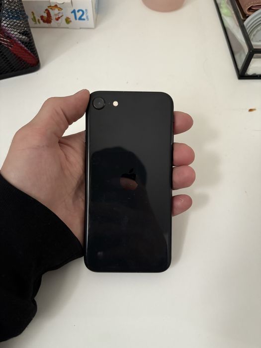 Продам Iphone Se 2020