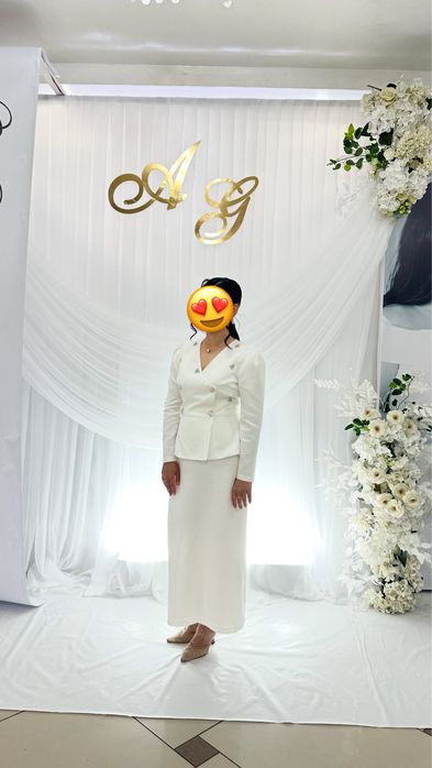 Продам белая двойка платья