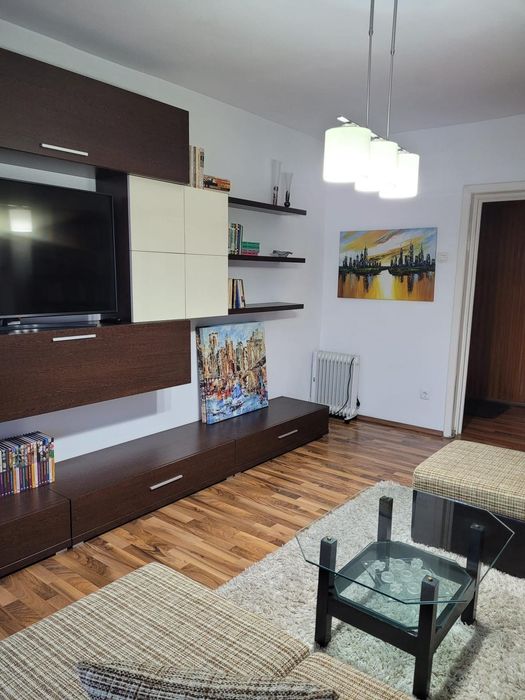 Vând apartament cu 3 camere zonǎ centralǎ Oradea