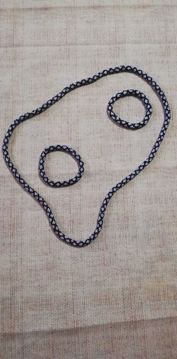 Ръчно изработени гривни и гердани от мъниста.