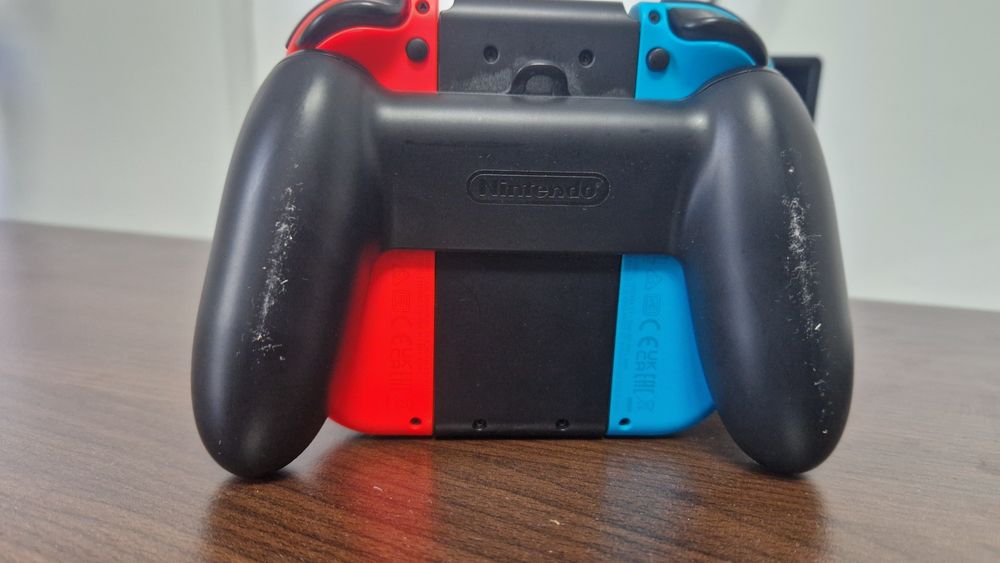 Nintendo Switch + Dock original + Joy-Con Red/Blue + Grip – complet