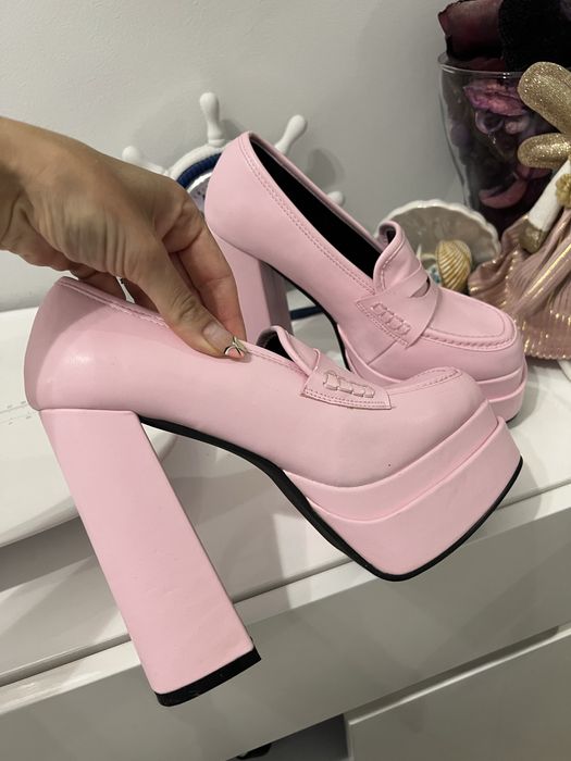 Високи обувки на ток