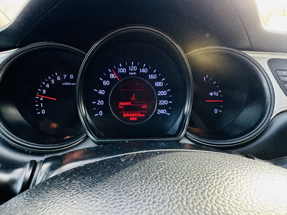 Kia Ceed 1.4 101 к.с фейс работещо такси към Yellow