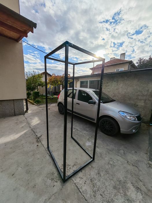 Разглобяваща се кутия с покрив за вендинг.