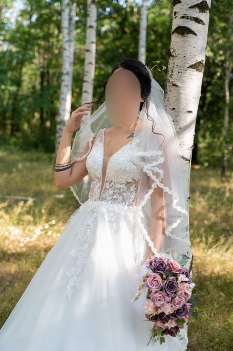 Булчинска рокля с блестящ тюл в долната част и подарък към нея воал