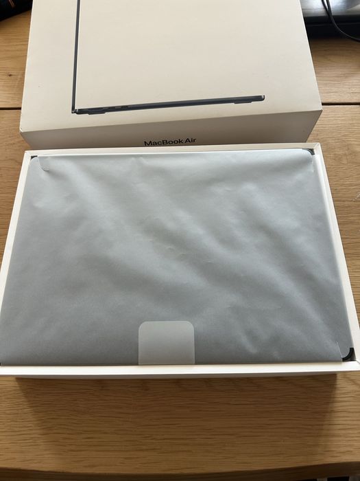 Apple MacBook Air M2 13.6” – 16GB RAM / 256GB SSD